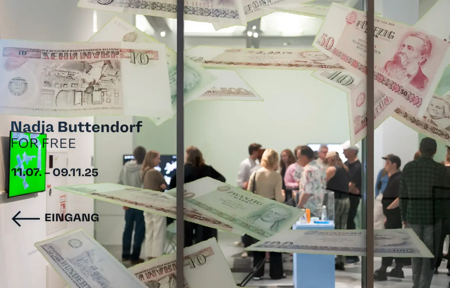 Blick in das MO_Schaufenster mit der Ausstellung FOR FREE der Künstlerin Nadja Buttendorf, © Museum Ostwall / Dirk Rose