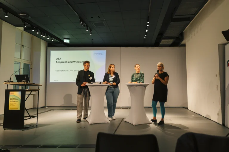 Dr. Jens Stöcker, Dr. Marion Hesse-Zwillus, Inez Boogaarts und Dr. Antje Schmidt, © Museumsverband Nordrhein-Westfalen, Foto: Lisa Mausbach Dr. Marion Hesse-Zwillus, © Museumsverband Nordrhein-Westfalen, Foto: Lisa Mausbach Inez Boogaarts, © Museumsverband Nordrhein-Westfalen, Foto: Lisa Mausbach Dr. Antje Schmidt, © Museumsverband Nordrhein-Westfalen, Foto: Lisa Mausbach Dr. Jens Stöcker, Dr. Marion Hesse-Zwillus, Inez Boogaarts und Dr. Antje Schmidt, © Museumsverband Nordrhein-Westfalen, Foto: Lisa Mausbach
