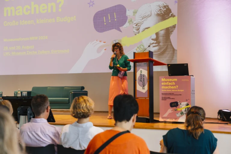 Dr. Doreen Mölders bei der Begrüßung, © Museumsverband Nordrhein-Westfalen, Foto: Lisa Mausbach