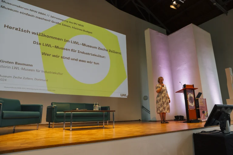 Dr. Doreen Mölders bei der Begrüßung, © Museumsverband Nordrhein-Westfalen, Foto: Lisa Mausbach