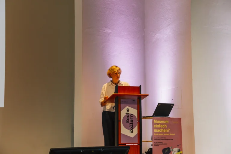 Dr. Constanze Döhrer beim Keynote-Vortrag, © Museumsverband Nordrhein-Westfalen, Foto: Lisa Mausbach