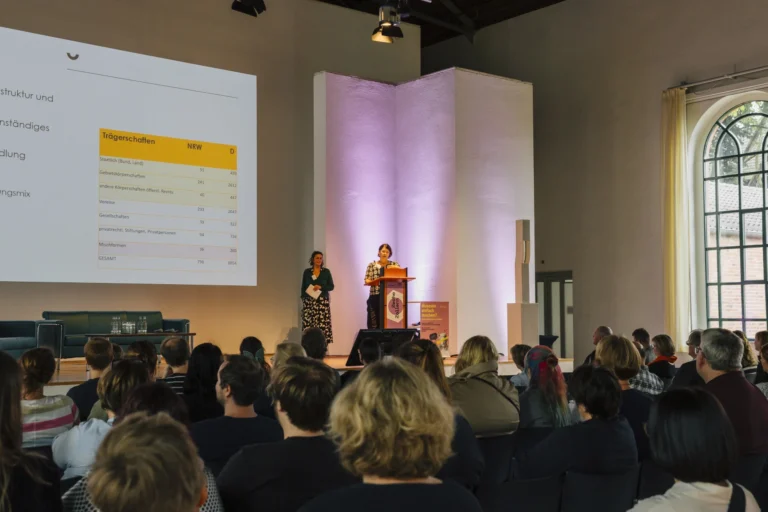 Prof. Dr. Patricia Rahemipour und Kathrin Grotz während ihres Vortrags, © Museumsverband Nordrhein-Westfalen, Foto: Lisa Mausbach
