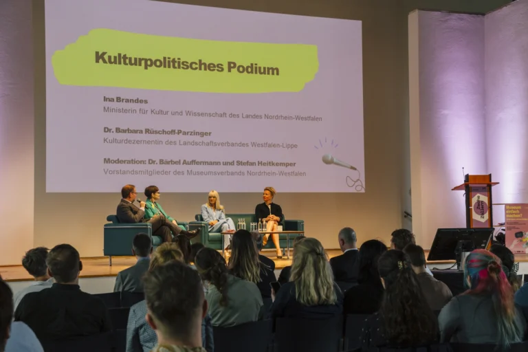 Blick in das Kulturpolitische Podium mit Ina Brandes und Dr. Barbara Rüschoff-Parzinger, © Museumsverband Nordrhein-Westfalen, Foto: Lisa Mausbach