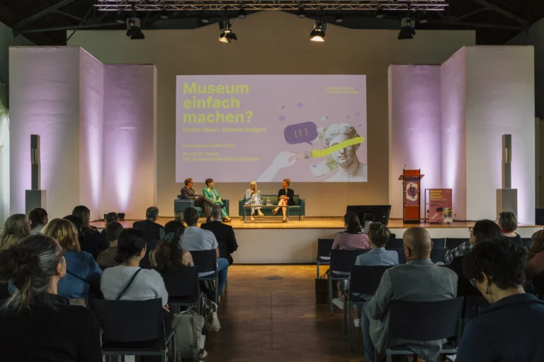Blick in das Kulturpolitische Podium mit Ina Brandes und Dr. Barbara Rüschoff-Parzinger, © Museumsverband Nordrhein-Westfalen, Foto: Lisa Mausbach