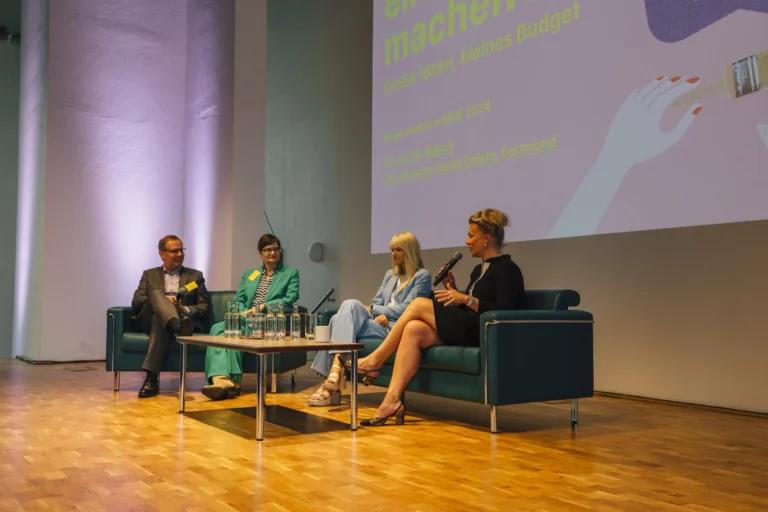 Blick in das Kulturpolitische Podium mit Ina Brandes und Dr. Barbara Rüschoff-Parzinger, © Museumsverband Nordrhein-Westfalen, Foto: Lisa Mausbach