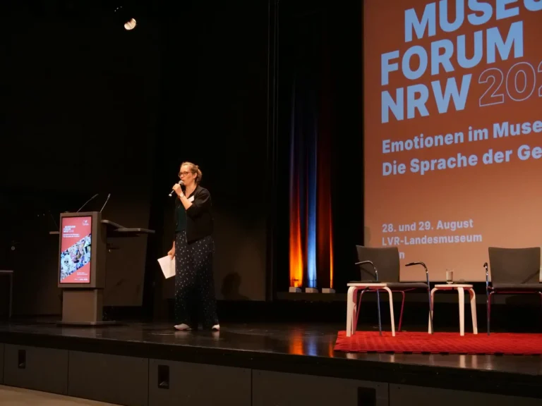 Gundula Dicke, Vorstandsvorsitzende des Museumsverbands Nordrhein-Westfalen leitet in die Tagung ein.