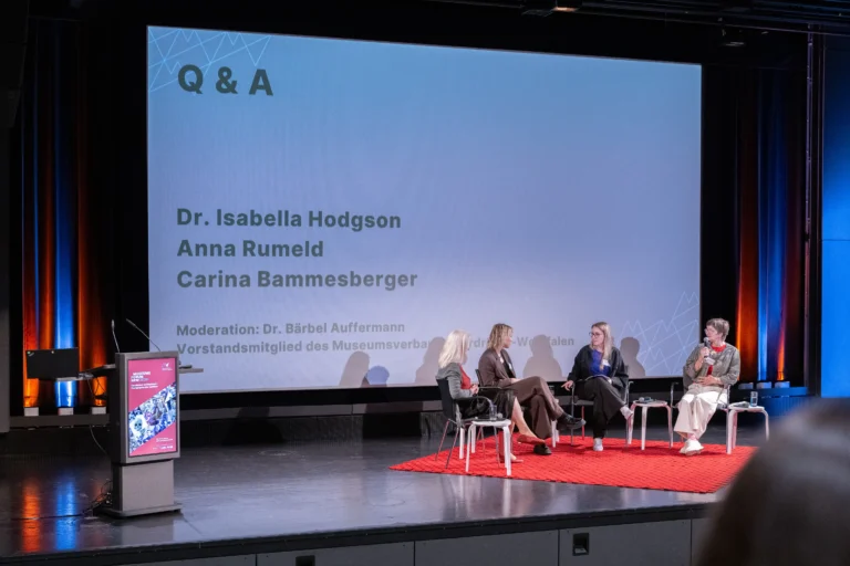 Die drei Referentinnen mit der Moderatorin des Panels Dr. Bärbel Auffermann, Beisitzerin im Vorstand des Museumsverbands.