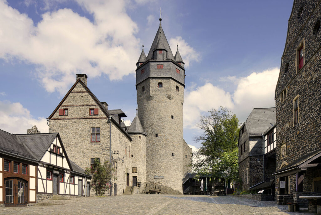 Burg Altena - Oberer Burghof - Foto Stephan Sensen