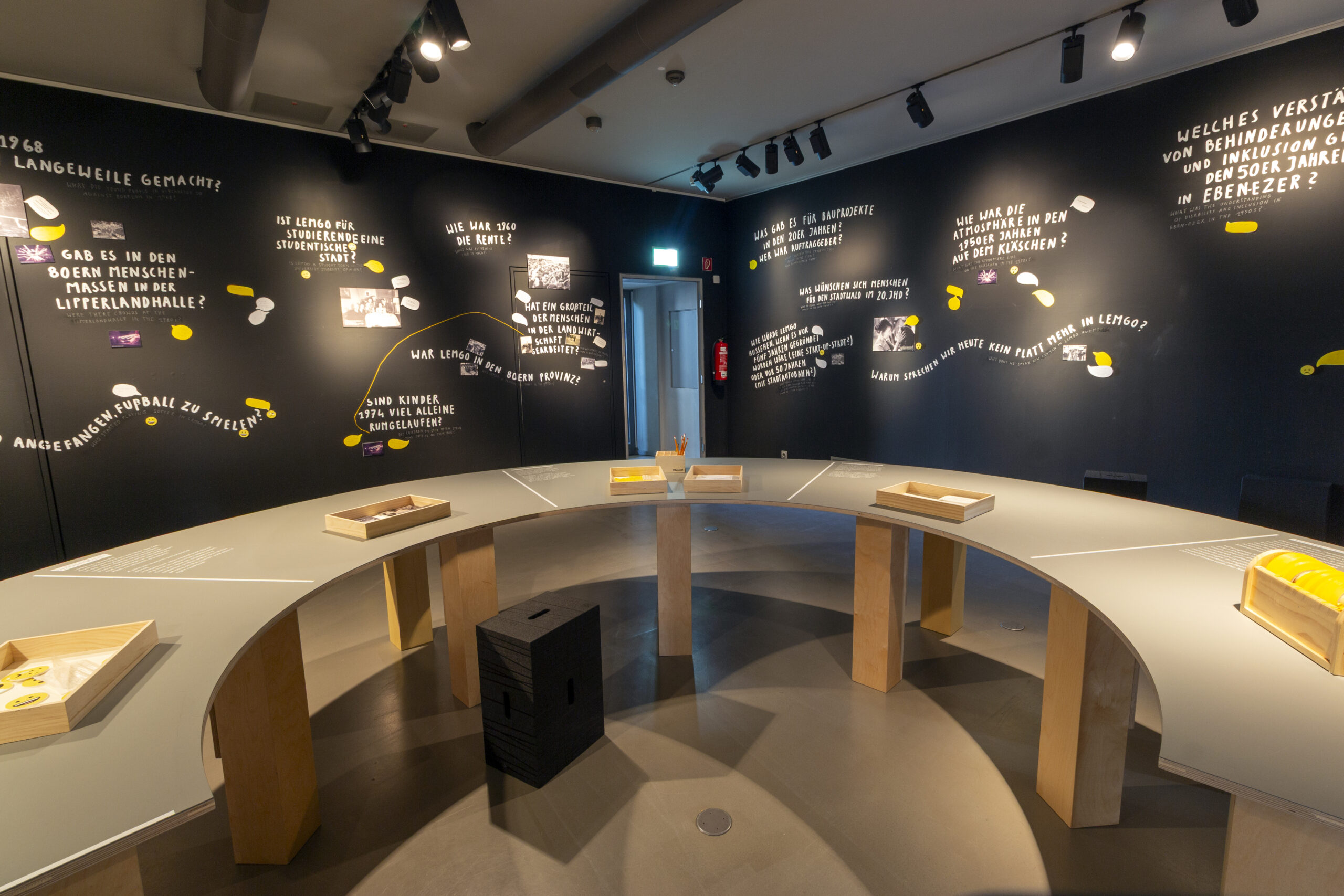 Blick in die Sonderausstellung „100 Jahre – 1000 Fragen – gemeinsam antworten“. © Sven Schmidt